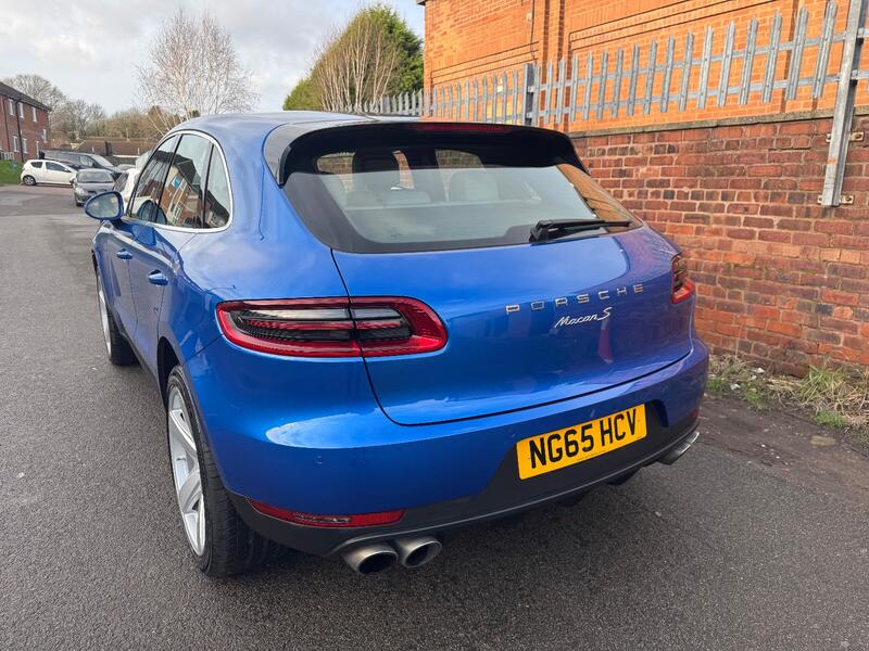 PORSCHE MACAN
