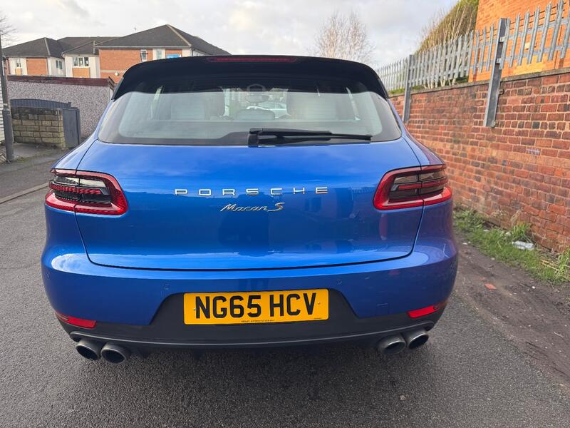 PORSCHE MACAN