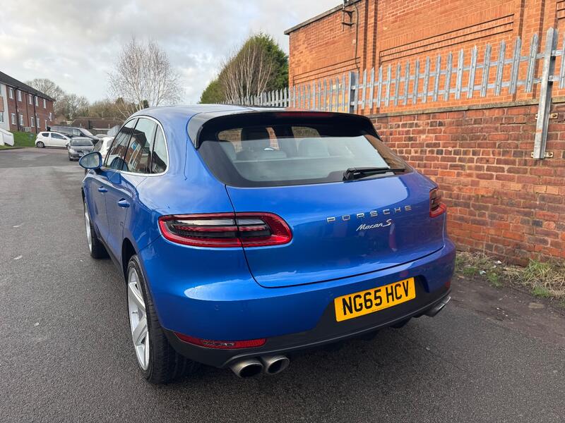 PORSCHE MACAN