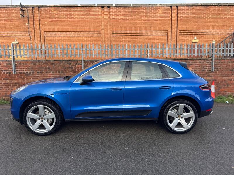 PORSCHE MACAN